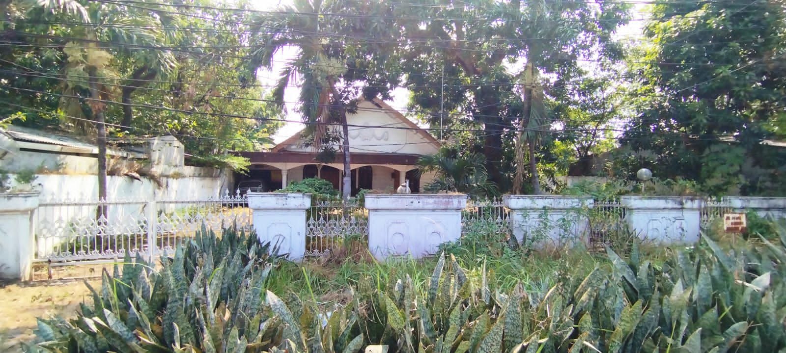 Rumah Pinggir Jalan